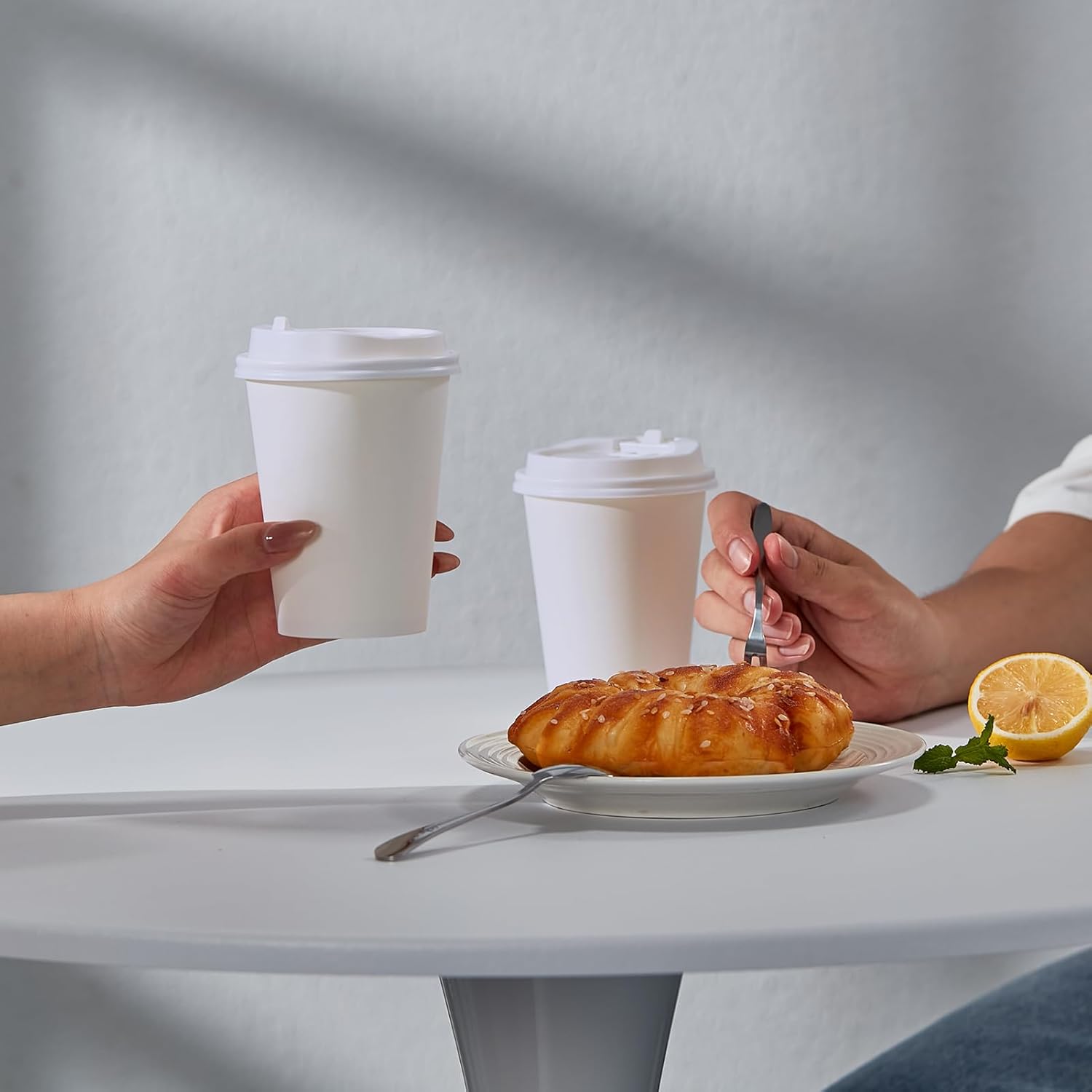 JOLLY PARTY [100 Pack] 12 oz Paper Coffee Cups, Disposable Paper Coffee Cup with Lids, Hot/Cold Beverage Drinking Cup for Water, Juice or Tea, Suitable for Home, Shops and Cafes